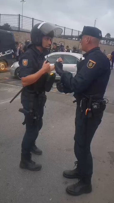 Grupos de ceutíes indignados con la llegada de los ultraradicales de Negu Gorriak a quienes se les vincula con la izquierda abertzale y abogan por la inexistencia de fronteras. La Policía ha tenido que proteger a los activistas ante la negativa de ceutíes a que entraran en la ciudad