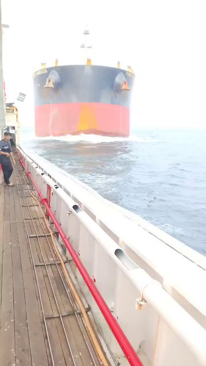 Los miembros de la tripulación filman el momento en que el buque de carga a granel First Margaux, con bandera de Panamá, colisiona con el buque pesquero chino Luqing Yuanyu 108 cerca de Singapur.