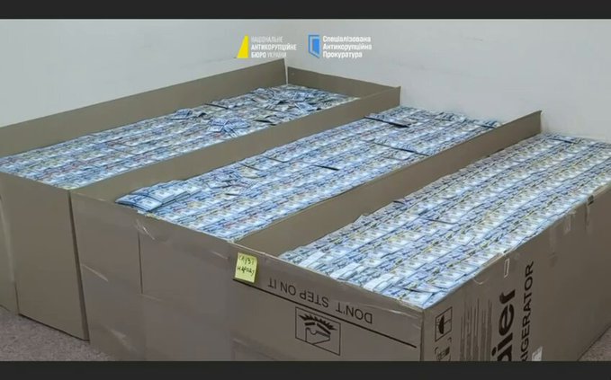 Pillan al exjefe de adquisiciones de la defensa ucraniana con 140 millones de dólares en cajas de cartón de neveras.