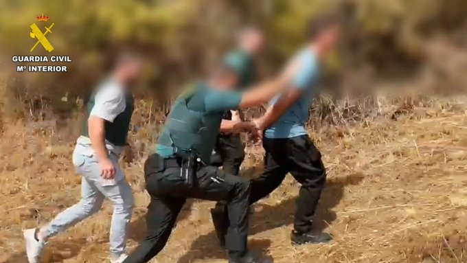 Detenidos tres ocupantes de un coche robado en Madrid tras una persecución de más de 100 kilómetros por Cáceres tras irse de una gasolinera haciendo un simpa.