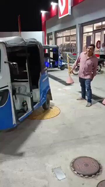Una travеsti venezolana persigue a un hombre gritándole: "págueme el polvo. Sea serio pendejo".