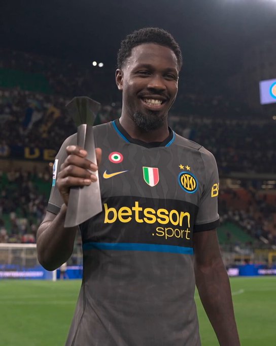 Marcus Thuram sosteniendo su premio al Hombre del Partido... al revés.