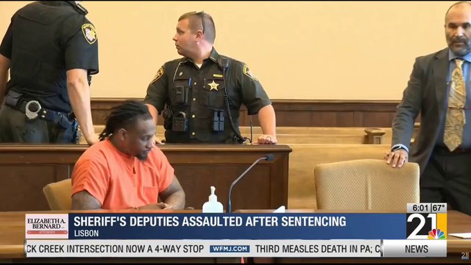 Timothy Regal se libera de sus esposas y golpea a un subjefe del Sheriff después de escuchar la sentencia, antes de ser electrocutado cerca de la salida del juzgado y recapturado.