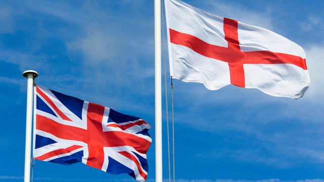Birmingham prohibirá el uso de la bandera nacional por considerarla intimidatoria para las minorías étnicas. Pena: cárcel 1 o 2 años.