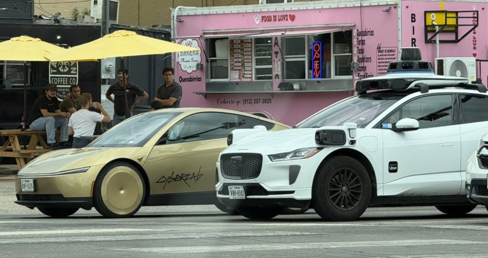 Un taxi sin conductor Waymo junto a un Cybercap de Tesla.