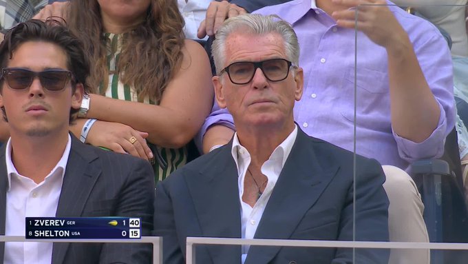 Alguien se ha ganado un aumento de sueldo con esa transición entre el reloj marcando las 0:07 y Pierce Brosnan.
