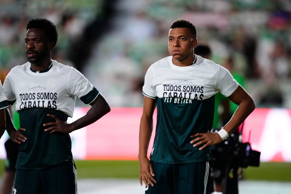 Los jugadores del Real Madrid Mbappé, Vinicius y Konaté evitan ponerse bien la camiseta en apoyo a Ceuta tras la invasión de Marruecos.