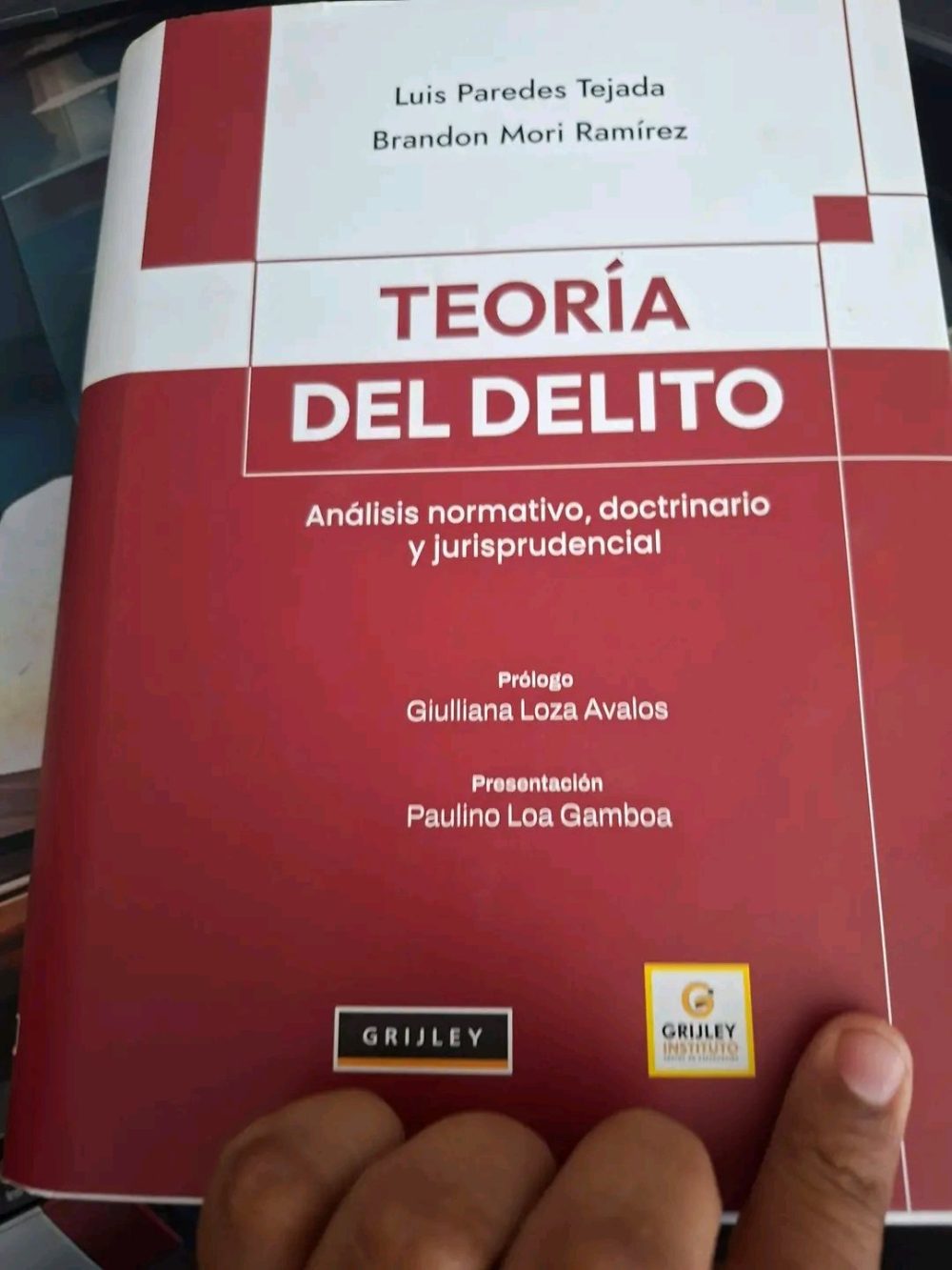 Cuando publicas un libro de Derecho pero se te pasa acreditar como autor al Chatgpt.