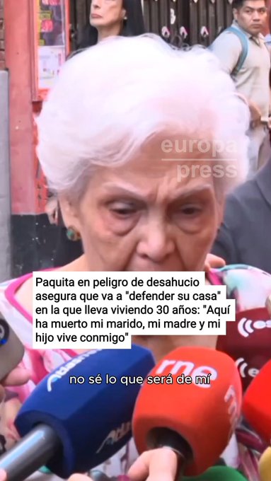 Carlos Bardem puede ver el futuro. Paquita acaba de aparecer.