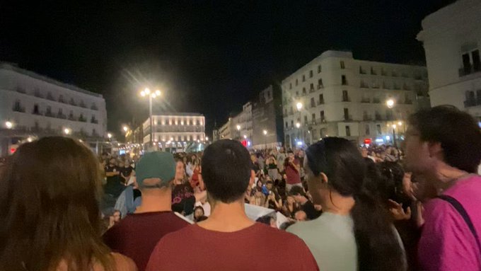 “Pero dime, compañere, si estas tierras son del amo, ¿por qué nunca le hemos visto trabajando en el arado?”