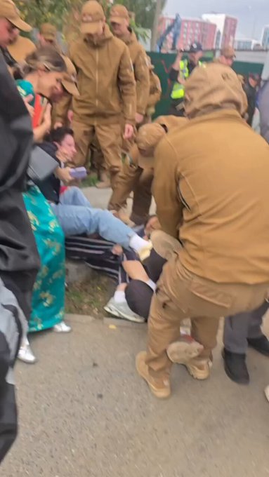 No están alistando a mujeres jóvenes en Ucrania, son guardias municipales retirando a manifestantes ecologistas que bloqueaban las obras de un tubo de calefacción.