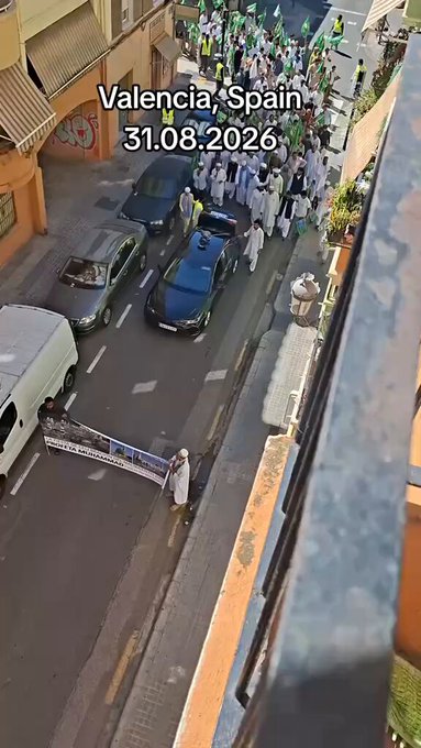 Es irónico que los mayores represores de la religión y los roles de género nos hayan metido con calzador a esta gente en España.