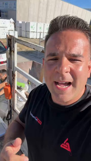 Ángel Gaitán pilla a un tío dejándole escombros en su empresa (gracias a las cámaras) y se los lleva a la puerta de su peluquería.