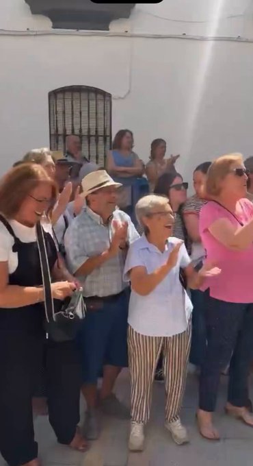 El presidente que no puede salir a la calle sin que le llamen HDP, se da un baño de charos socialistas en un pueblo.