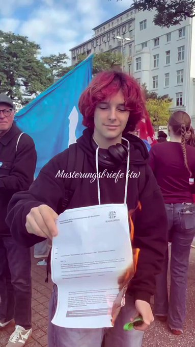 Así reaccionan los jóvenes alemanes cuando les llega la carta para ir a la mili.