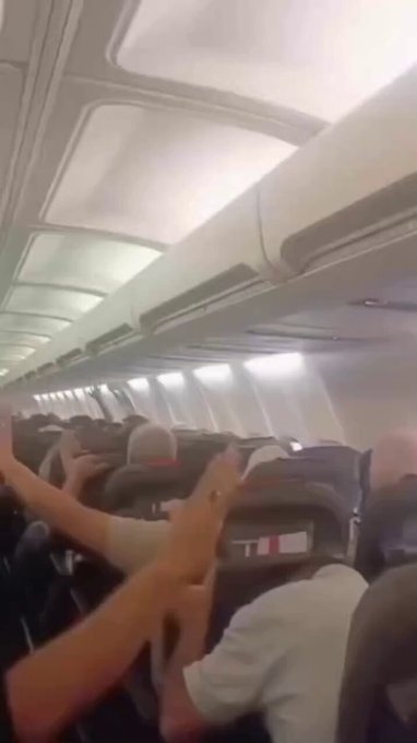 Un Boeing 737 de la aerolínea iraní Sepehran Airlines se vio obligado a regresar al Aeropuerto de Mashhad después de que, según informes, un neumático reventara poco después del despegue y la aeronave sufriera daños en el motor.