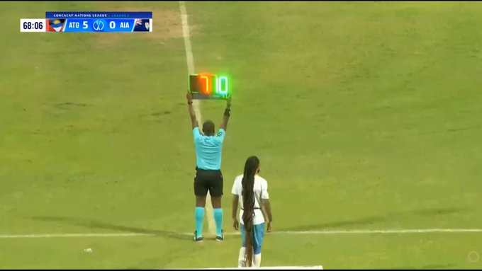 Aidan (36 años), jugador del equipo nacional de Anguila, sale en el 68'. Gracias a su pelo provoca dos expulsiones en el 70' y 90'