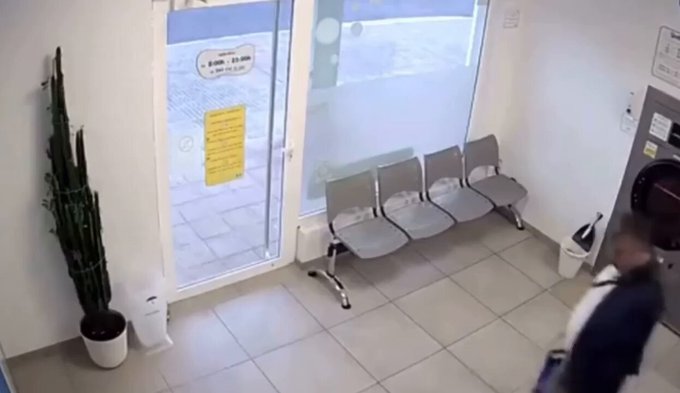 Una lavadora explota después de que un hombre abandone la lavandería.