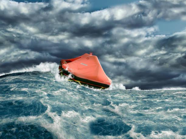 Estás en un bote salvavidas, a la deriva en alta mar. Esta balsa solo soporta el peso de tres personas promedio, y hay cuatro a bordo, incluyéndote a ti. El bote se hunde lentamente. Los otros tres son una mujer embarazada, un niño de doce años y un marinero. Alguien debe ser empujado al agua. ¿Quién será?