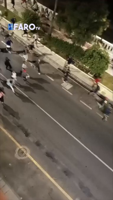 Así ha sido la avalancha durante el traslado de miles de inmigrantes al nuevo asentamiento del puerto