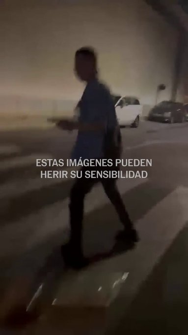 Un grupo de jóvenes apaIiza a un magrebí en Tavernes de la Valldigna (Valencia).