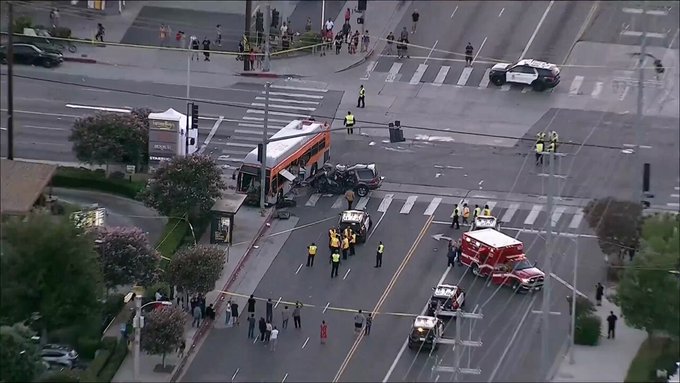 Al menos tres muеrtos tras estrellarse un helicóptero de noticias de la NBC que transmitía un accidente de autobús en Los Ángeles.