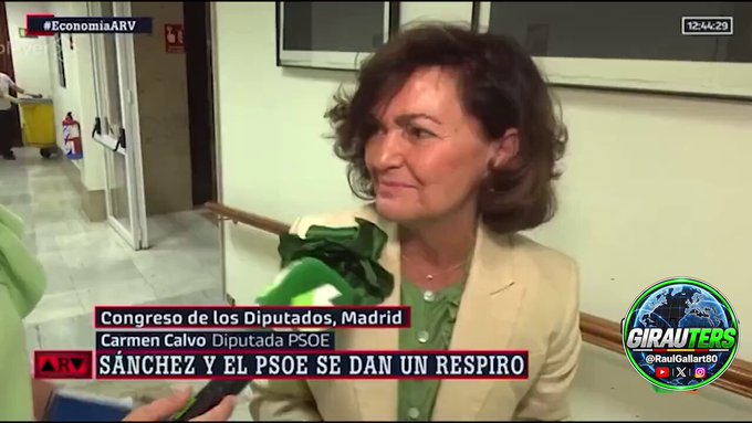 Carmen Calvo (PSOE) desea "buen verano a quien se lo pueda permitir", mientras sujeta en su brazo un bolso Louis Vuitton de casi 2.000 euros.