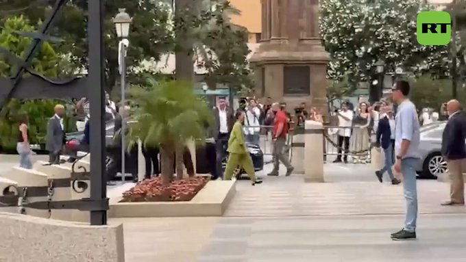 El presidente que no puede salir a la calle sin que le llamen HDP, se da un baño de charos socialistas en un pueblo.