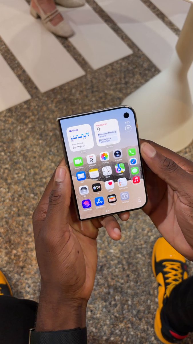 Mas de 2300€ por un iPhone con formato raro plegado y formato raro desplegado.