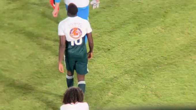 Los jugadores del Real Madrid Mbappé, Vinicius y Konaté evitan ponerse bien la camiseta en apoyo a Ceuta tras la invasión de Marruecos.