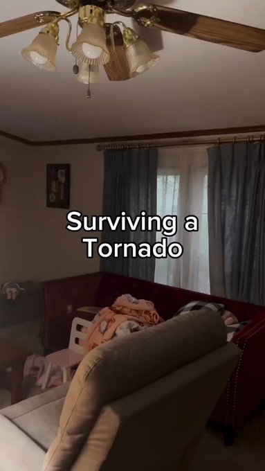 Un tipo graba cómo sobrevive a un tornado mientras destruye su casa con él dentro.