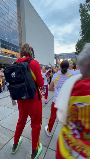 Las jugadoras de la selección de baloncesto femenino acaban de llevarse la medalla de bronce en el Mundial. Lo han celebrado cantando El Vals del Obrero de Ska-P: "Mi enemigo es el patrón. Somos la revolución".