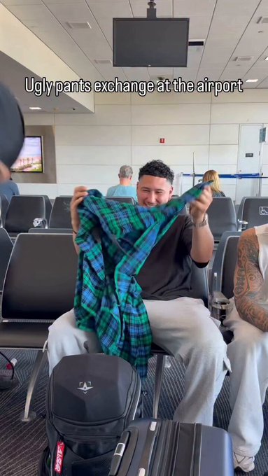 Un grupo de amigos decidió viajar con los pantalones más horteras posibles para una despedida de soltero
