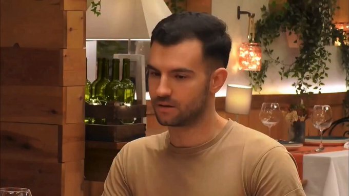 Alejandro no puede aceptar que haya una pulsera con la bandera de España en la muñeca del hombre que salga con él.