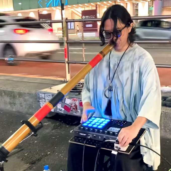 Cuando crees que lo habías visto todo aparece un notas haciendo música electrónica en la calle mientras toca un didgeridoo