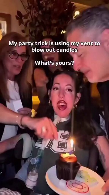 Usando el respirador para apagar las velas...