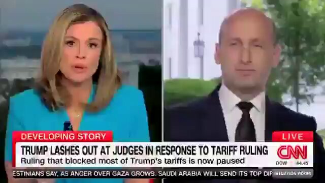 Asesor de la Casa Blanca impugna la forma en la que la CNN se refiere a los inmigrantes ilegales.