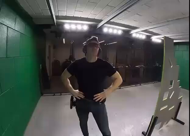 La música que lleva en los cascos un policía americano cuando da el alto a un coche marronero.