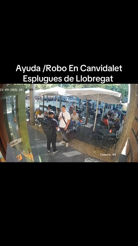 Las cámaras de seguridad de un bar captan el momento en que dos individuos roban un maletín en Esplugues de Llobregat, Barcelona.