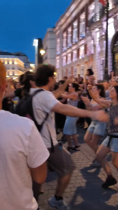 El mejor análisis de lo de Sol lo ha hecho @ChoneraCirce: «Hay analistas que no entienden que las "movilizaciones de la Izquierda" forman parte del ocio y las relaciones sociales de un sector minoritario de la población. Son espacios de ligue, de diversión, de jerarquías, que no tienen un equivalente directo en la derecha.»