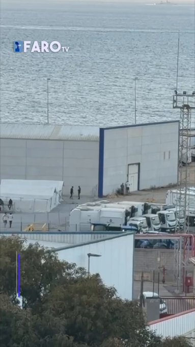 Los inmigrantes que están en el asentamiento del puerto orinan en la puerta del Banco de Alimentos.