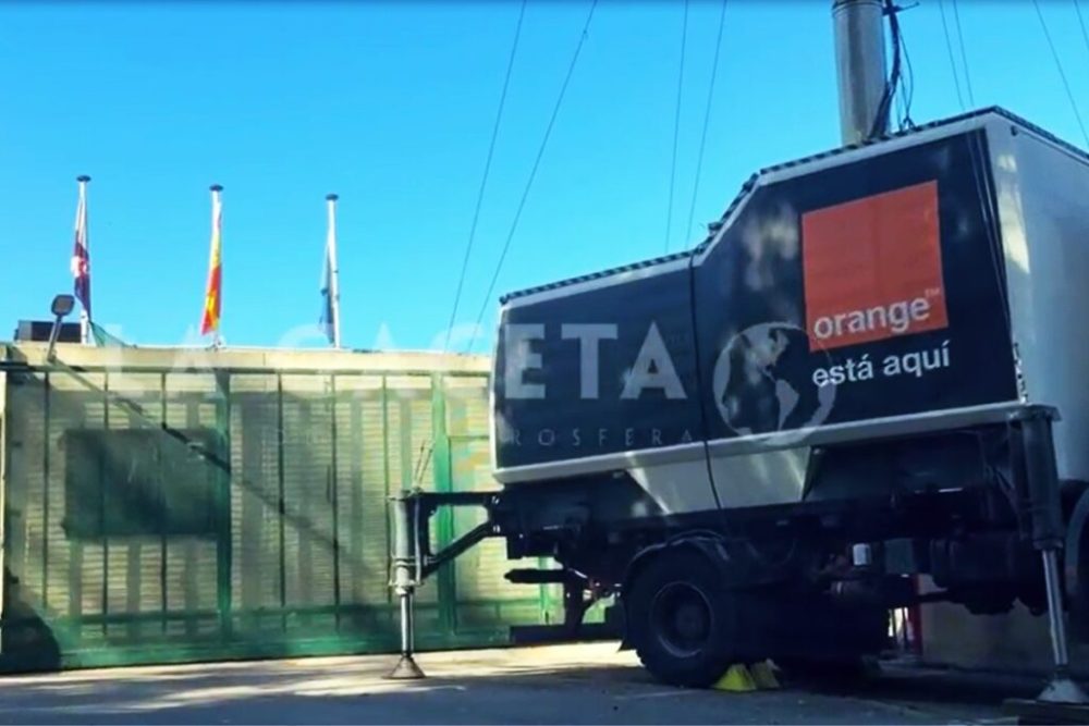 El Gobierno instala una unidad móvil de casi 10.000 euros al mes para dar cobertura wifi a los inmigrantes ilegales en el CETI y la playa del Trampolín de Ceuta