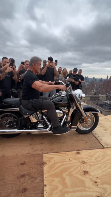 Sylvester Stallone cerrando bocas.