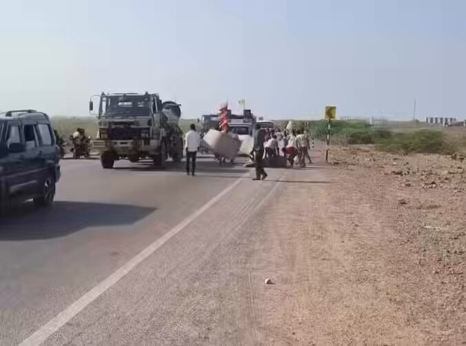 Un hombre en la India recorrió rodando los 5 kilómetros hasta un templo hindú.