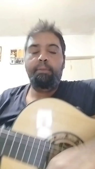 Un gitano le dedica una canción a los inmigrantes ilegales de Ceuta.