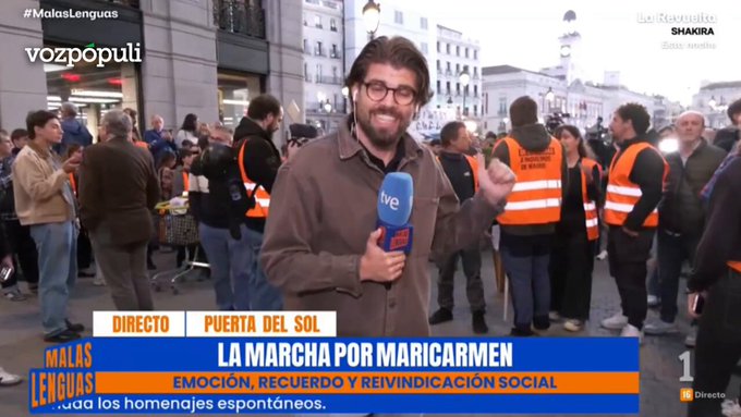 Un hombre se cuela en el directo de TVE en la Puerta del Sol: "¡Pedro Sánchez, HDP!"