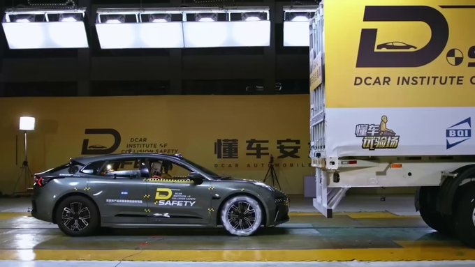 El único copiloto que sobrevive al test de choque por alcance a un camión es el que va en un Tesla Model 3.