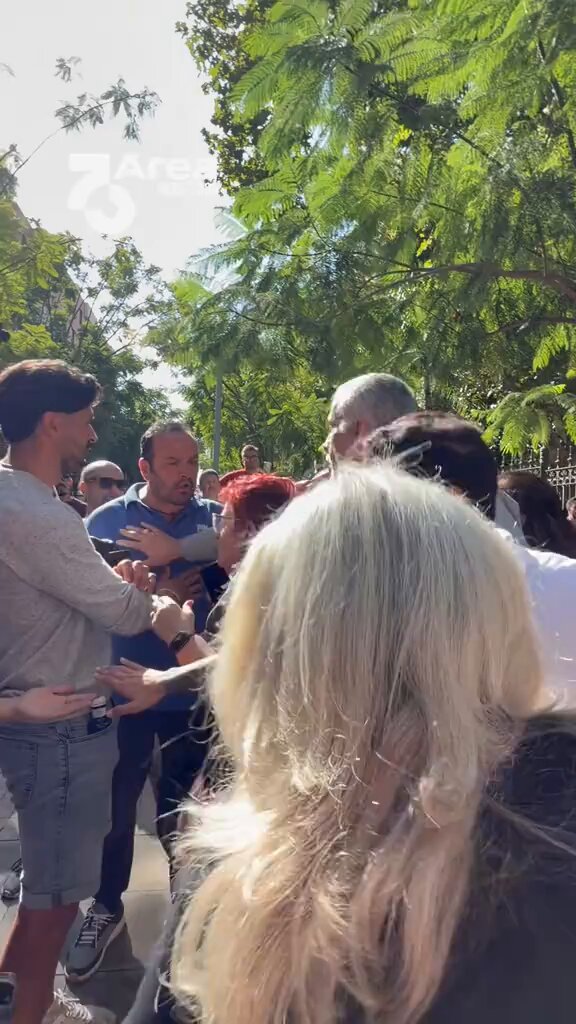 La charocracia irrumpe en un acto de Alvise Pérez.