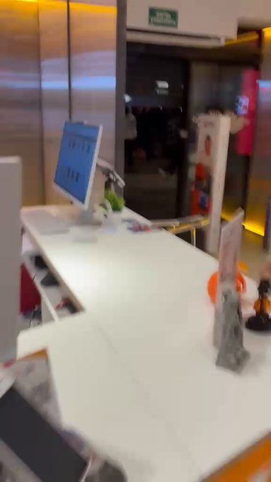 Encapuchados asaltan la tienda de PcComponentes en Barcelona.
