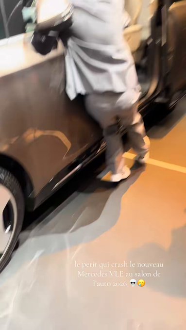 Un niño daña accidentalmente un Mercedes nuevo durante el Salón Mundial del Automóvil